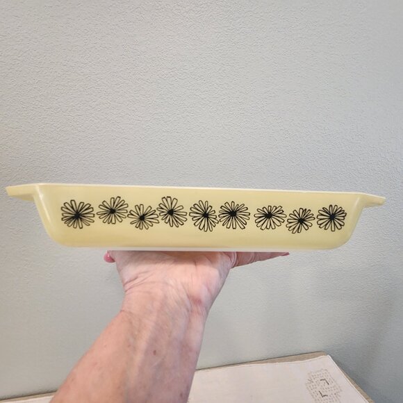 Vintage JAJ Pyrex Yellow Daisy 548/2161 Shallow Space Saver Casserole Dish wLid - Picture 5 of 9